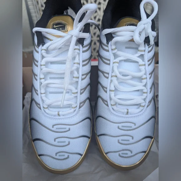 NIKE Air Max Plus TN White Metallic Gold Black HMO352-100 Sneaker Size M 6.5/W 8